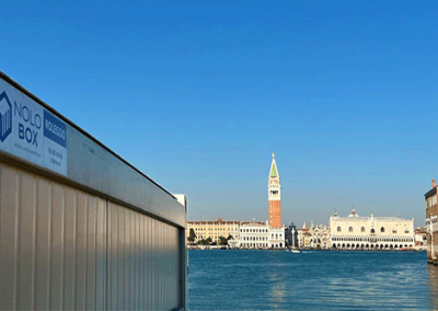 Modulo prefabbricato (a noleggio) installato di fronte a Venezia