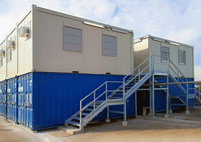 Moduli prefabbricati assemblati a schiera con scala e ballatoio