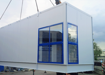 Modulo prefabbricato uso ufficio in fase di installazione tramite gru